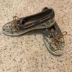 Sperry flats.  4.5 kids but fit woman 6.5